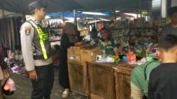 Jaga Kamtibmas dan Kenyamanan Jual Beli, Polsek Kapuas Barat Patroli di Pasar Mingguan Mandomai