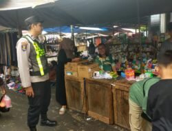 Jaga Kamtibmas dan Kenyamanan Jual Beli, Polsek Kapuas Barat Patroli di Pasar Mingguan Mandomai