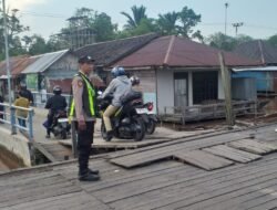 Pastikan Keselamatan Transportasi Air, Polsek Kapuas Barat Patroli di Dermaga Feri Penyeberangan Saka Mangkahai