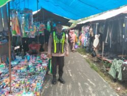Jaga Kamtibmas Tetap Kondusif, Polsek Kapuas Barat Gelar Patroli Rutin di Pasar Mingguan Mandomai