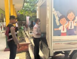 SAT SAMAPTA POLRES SUKAMARA KAWAL DISTRIBUSI MAKANAN BERGIZI GRATIS KE SEKOLAH DAN POSYANDU
