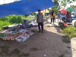 Jaga Kamtibmas, Polsek Kapuas Barat Patroli dan Amankan Pasar Mingguan di Desa Sei Kayu