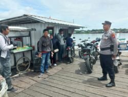 Pastikan Kelancaran Aktivitas Penyeberangan, Polsek Kapuas Barat Gelar Patroli dan Gatur Lalin di Pelabuhan Feri Saka Mangkahai