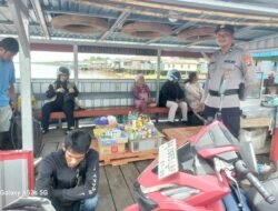 Antisipasi Kepadatan Akhir Pekan, Polsek Kapuas Barat Patroli dan Gatur Lalin di Pelabuhan Feri Saka Mangkahai