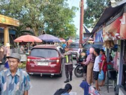 Antisipasi Gangguan Kamtibmas, Polsek Kapuas Barat Gelar Patroli di Pasar Mingguan Desa Saka Mangkahai