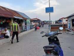 Personel Polsek Kapuas Barat Patroli Ke Feri Penyebrangan, Sampaikan Keselamatan Berkendara Ke Pengguna Feri