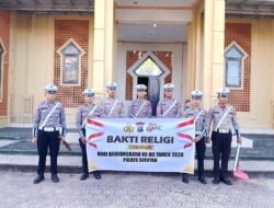 SATLANTAS POLRES SERUYAN GELAR BAKTI RELIGI HUT BHAYANGKARA KE-80, BERSIHKAN TIGA TEMPAT IBADAH