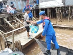 Wujud Kepedulian, Satpolairud Polres Pulang Pisau Bantu Warga Angkut Belanjaan di Dermaga Pasar