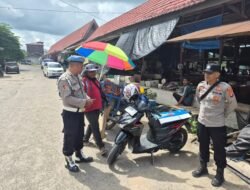 PATROLI DIALOGIS POLSEK HANAU SAMBANG PASAR SAIK, BINA KETERTIBAN DAN CEK TUKANG PARKIR