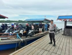 Kelancaran Penyeberangan Terjaga, Polsek Kapuas Barat Patroli dan Gatur Lalin di Pelabuhan Feri Saka Mangkahai