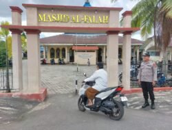 Wujudkan Khusyuknya Ibadah, Polsek Kapuas Barat Amankan Shalat Jumat di Masjid Al-Falah Mandomai