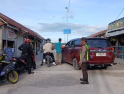 Utamakan Keselamatan Penyeberangan, Polsek Kapuas Barat Patroli R2 dan Sosialisasi Transportasi Air di Dermaga Feri Desa Saka Mangkahai