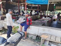 PATROLI DIALOGIS POLSEK HANAU SAMBANG PASAR SAIK, BINA KETERTIBAN DAN CEK TUKANG PARKIR