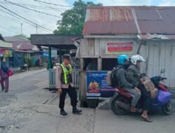 Demi Kelancaran Arus Lalin, Polsek Kapuas Barat Lakukan Patroli Di Areal Feri Penyebrangan Saka Mangkahai