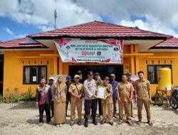 BHABINKAMTIBMAS POLRES SERUYAN SERAHKAN PIAGAM PENGHARGAAN JUARA I LOMBA 3 PILAR KEPADA DESA HALIMAUNG JAYA