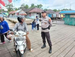 Kelancaran Arus Penyeberangan Prioritas, Polsek Kapuas Barat Patroli dan Gatur Lalin di Pelabuhan Feri Saka Mangkahai