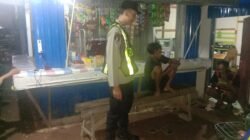 ANGGOTA POLSEK PULAU PETAK LAKSANAKAN PATROLI MALAM, GUNA MEWUJUDKAN KAMTIBMAS KONDUSIF DI WILAYAH KECAMATAN PULAU PETAK