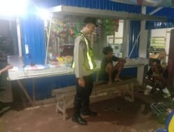 ANGGOTA POLSEK PULAU PETAK LAKSANAKAN PATROLI MALAM, GUNA MEWUJUDKAN KAMTIBMAS KONDUSIF DI WILAYAH KECAMATAN PULAU PETAK