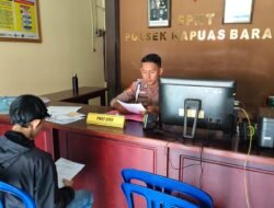 Utamakan Pelayanan Humanis, Personel Piket Polsek Kapuas Barat Berikan Pelayanan Pembuatan SKTLK secara Cepat