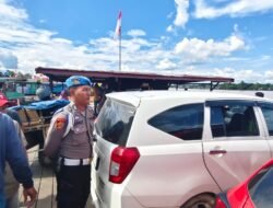 Sambangi Dermaga Feri Saka Mangkahai, Polsek Kapuas Barat Ingatkan Jasa Penyeberangan Utamakan Keselamatan