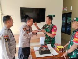 Peringati HUT Bhayangkara ke-80, Koramil 1011-03/Kapuas Timur Sampaikan Ucapan Selamat dan Serahkan Kue Ulang Tahun ke Polsek Kapuas Timur