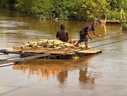 Perkuat Struktur Utama, Personel Kodim 1009/Tanah Laut Pasang Siring Kayu Galam Penahan Abrasi di Jembatan Garuda
