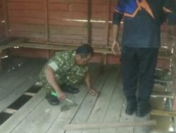 Babinsa Koramil Barabai Hadir di Tengah Warga, Gotong Royong Renovasi Poskamling