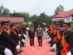 Tradisi Pedang Pora Iringi Purna Tugas Iptu Sugeng Sutrisman Personel Polres Murung Raya