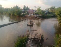 Bergelantungan di Ketinggian, Personel Kodim 1009/Tanah Laut Pastikan Hanger Jembatan Garuda Terpasang Presisi