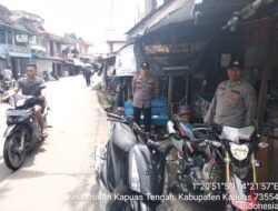Personil Polsek Kapuas Tengah laksanakan PAM shalat Jum’at di masjid Al Furqon Pujon.