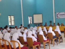 Babinsa Koramil 01/Sambas Hadiri Penyerahan Penghargaan kepada Siswa Berprestasi di Wilayah Binaan