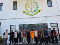 OJK SERAHKAN TERSANGKA DAN BARANG BUKTI KASUS PT BPR SAWA KEPADA KEJAKSAAN NEGERI SIDOARJO
