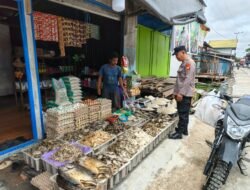 Anggota polsek lakukan Patroli rutin  ke pasar harian Pujon desa Pujon.