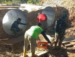 Dua Sel Jembatan Aramco Terpasang, Warga Desa Telaga Gotong Royong Timbun Badan Jembatan