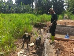 Gotong Royong TNI dan Warga, Pembangunan Jembatan Garuda Desa Muang Dipacu Hingga Rampung