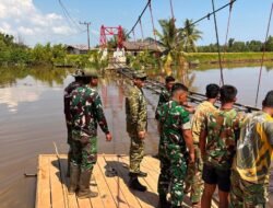 Naik Ponton, Dandim 1009/Tanah Laut Cek Langsung Progres Pembangunan Jembatan Garuda di Desa Handil Labuan Amas