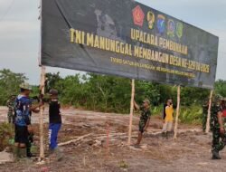 Anggota Satgas TMMD Reguler Ke-129 Kodim 1208/Sambas Pasang Spanduk Jelang Pembukaan