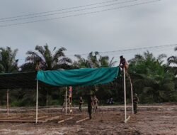 Jelang Pembukaan TMMD Reguler Ke-129, Personel Kodim 1208/Sambas Pasang Tenda Persiapan Kegiatan