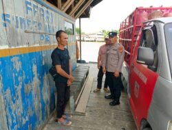 Polsek berikan imbauan keselamatan kepada penumpang feri penyebrangan.