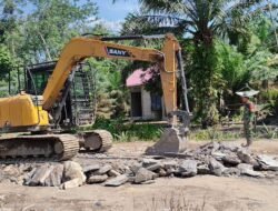 Dukung Kegiatan TMMD Reguler Ke-129 Kodim 1208/Sambas, Satgas Datangkan Alat Berat