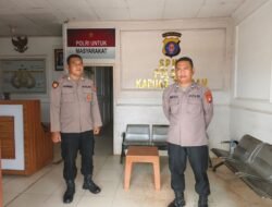 Personil Piket Jaga Polsek Kapuas Tengah melayani Warga masyarakat.