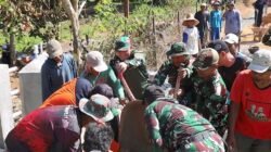 Tak Sekadar Meninjau, Dandim 1009/Tanah Laut Turun Tangan Berbaur Bersama Warga Tuntaskan Jembatan Aramco