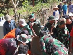 Tak Sekadar Meninjau, Dandim 1009/Tanah Laut Turun Tangan Berbaur Bersama Warga Tuntaskan Jembatan Aramco