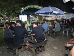Manfaatkan Momen Nonton Bareng Piala Dunia, Babinsa Kodim 1009/Tanah Laut Pererat Komsos Bersama Warga Desa Binaan
