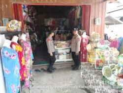 Anggota polsek lakukan giat Patroli rutin  ke pasar harian Pujon desa Pujon.