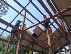 Tahapan Pemasangan Atap RTLH Buk Nining Mulai Dikerjakan, Satgas TMMD Reguler ke-129 Kodim 1208/Sambas Kejar Progres Pembangunan