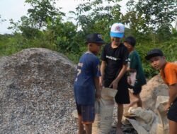 Anak-anak Desa Tempapan Hulu Antusias Bantu Lansir Material Pembangunan Sasaran TMMD Reguler ke-129 Kodim 1208/Sambas