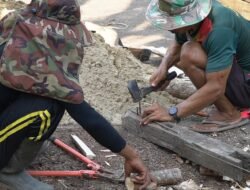 Anggota Satgas TMMD Reguler ke-129 Kodim 1208/Sambas Siapkan Besi Penguat Bangunan RTLH di Desa Tempapan Hulu
