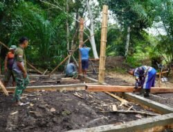 Satgas TMMD Reguler Ke-129 Kodim 1208/Sambas Pasang Mal Tiang RTLH, Pastikan Bangunan Kokoh dan Presisi