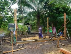 Tiang Rumah RTLH Pak Amat Mulai Berdiri, Satgas TMMD Ke-129 Kodim 1208/Sambas Bersiap Laksanakan Pengecoran